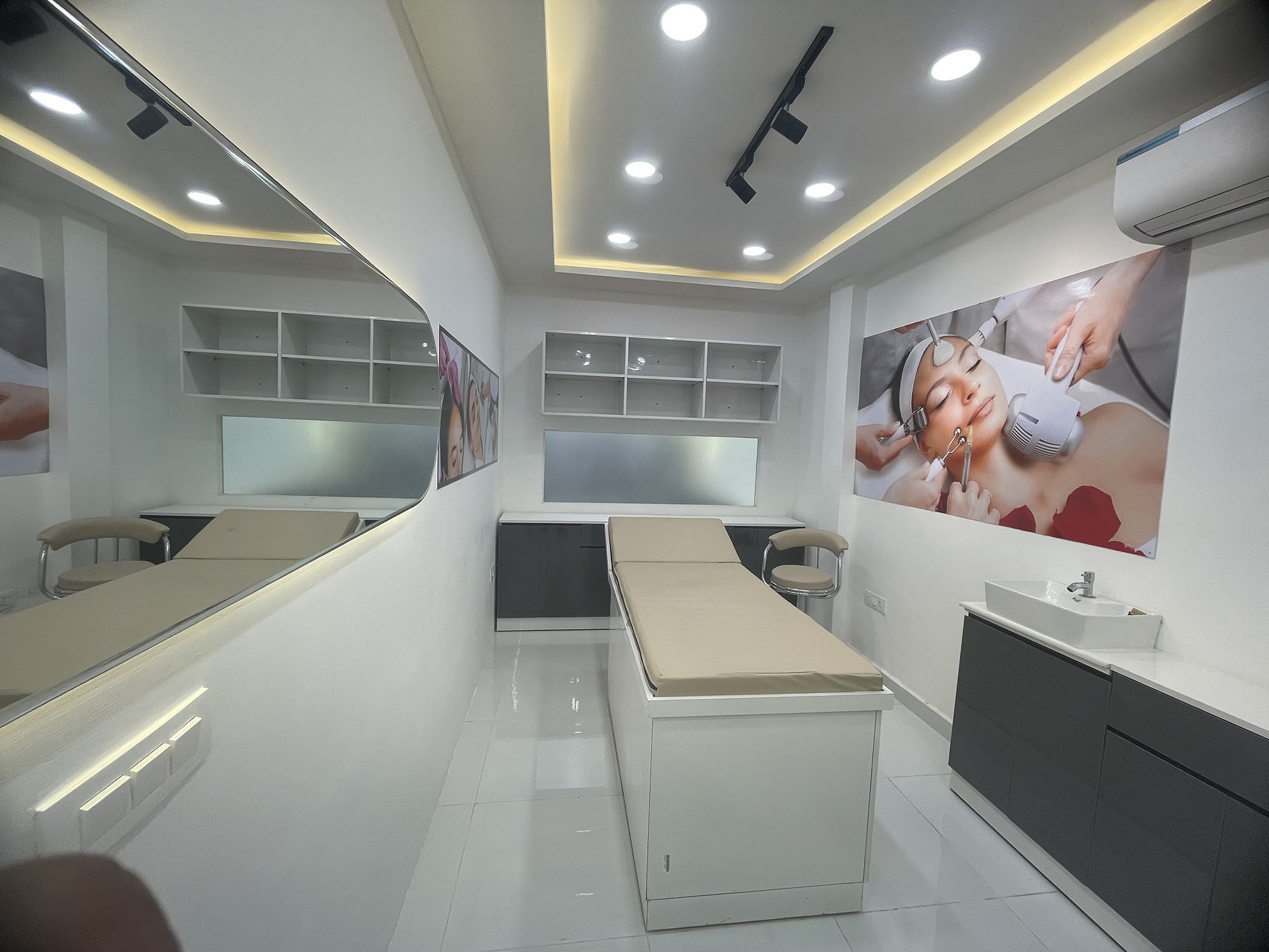Smile N Glow salon reception interior design